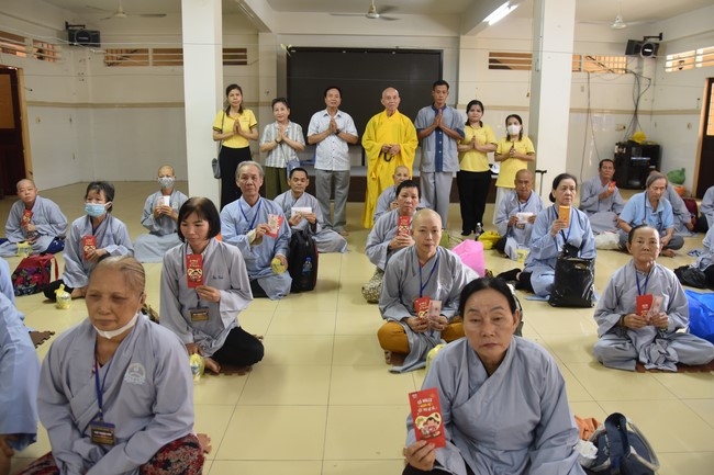 Ban Từ Thiện: Hỗ trợ bệnh nhân ung bướu tham dự Khoá tu niệm Phật một ngày