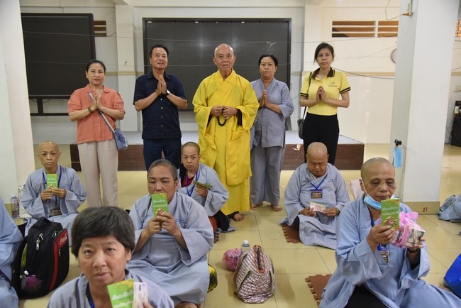 Hỗ trợ bệnh nhân ung bướu tham dự Khóa tu Niệm Phật một ngày