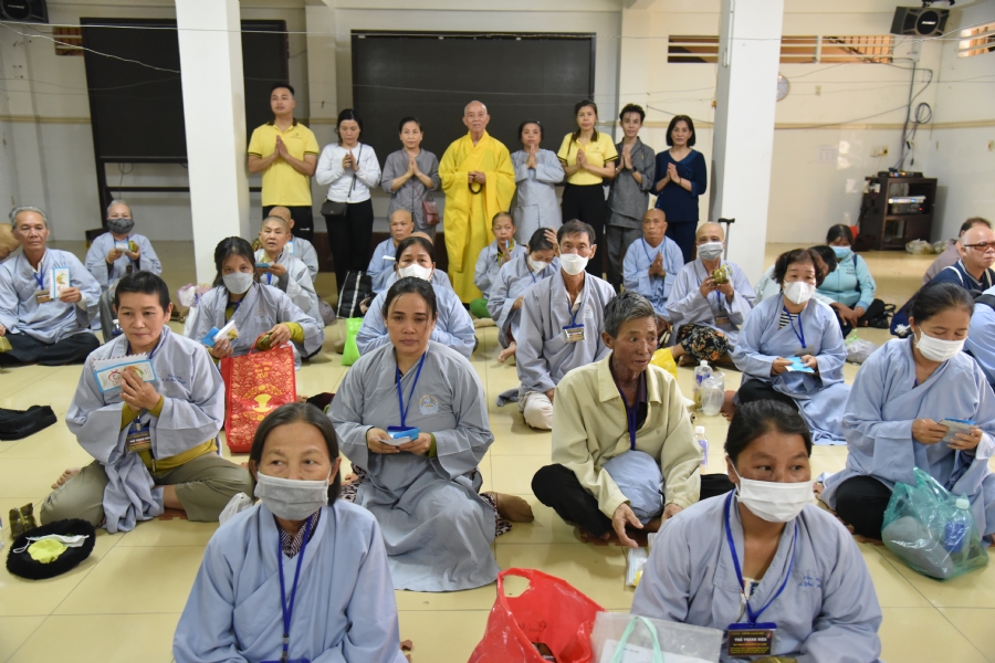 Hỗ trợ bệnh nhân ung bướu tham dự Khóa tu Niệm Phật một ngày