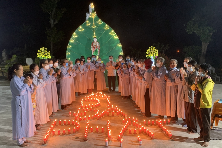 The candle lighting ceremony commemorating Buddha Amitabha at An Son Pagoda - Quang Ngai