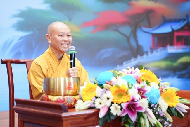 Hoà thượng đạo trưởng thăm hỏi và sách tấn hành giả Khoá Tu Phật Thất 105