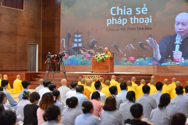 Most Thich Thai Hoa visiting and preaching Dharma talks at Hoang Phap's Rain-Retreat School