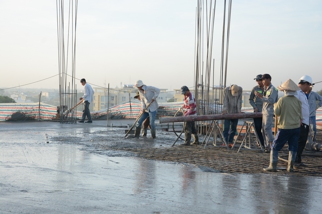 Multifunctional Building's Fifth Floor: Fulfilling Concrete Pouring