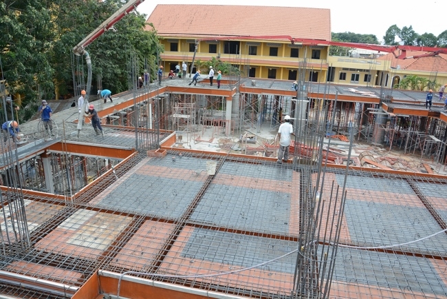 Hoàn thành đổ bê tông sàn lửng lầu 1 tòa nhà đa năng