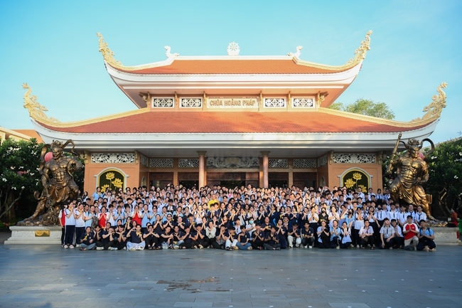 Học sinh trường THPT Nguyễn Văn Cừ cầu nguyện trước kỳ thi