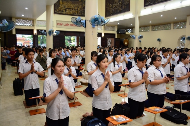 Nguyen Van Cu’s High-school-student prayed before the final exam