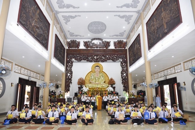 Nhan Van School students praying before the University Examination