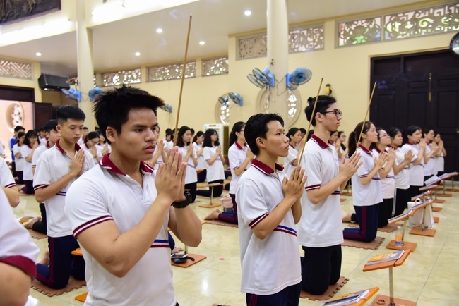 Nhan Viet School Students Pray for University Examination 2019