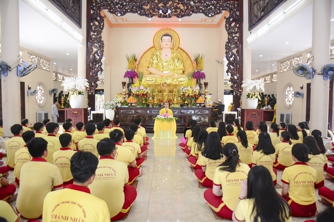 Thanh Nhan’s High-school-student prayed before the final exam