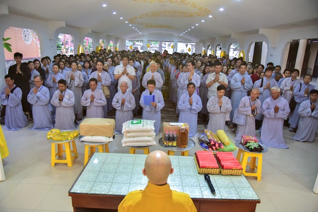 More Than 75,000 Packages of Lucky Money Delivered on the First Day of Tet