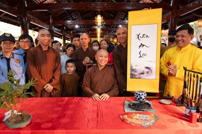 Khai bút chương trình TẶNG CHỮ “THƯ PHÁP VIỆT” mừng xuân Giáp Thìn