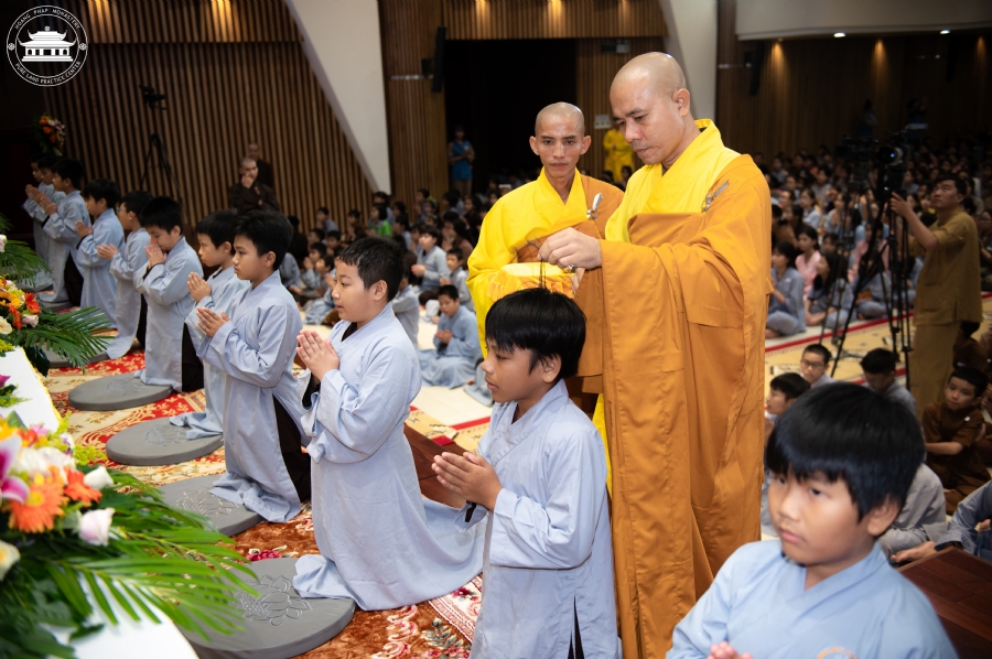 Starting the Temporary Ordination Retreat for Children in Summer with the theme Sowing compassion seeds