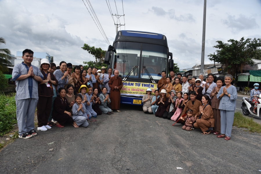Khám bệnh, cấp thuốc, tặng quà cho đồng bào dân tộc, hộ gia đình có hoàn cảnh khó khăn ở Cần Thơ