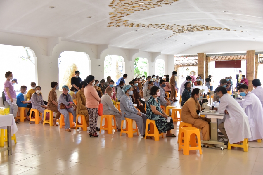 Medical examination, medicine giving and advice on eye health