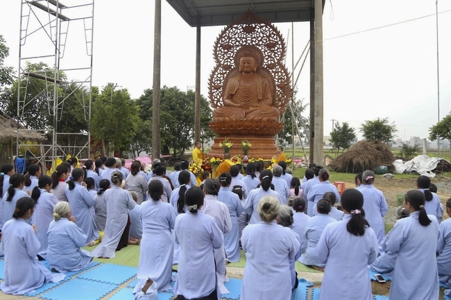 The  ceremony putting the Buddha statue at Dong Cao Pagoda