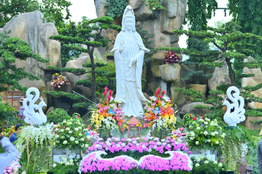 Lễ Hoa đăng kỷ niệm đức Bồ Tát Quán Thế Âm thành đạo