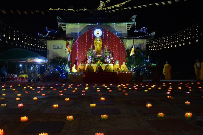 Lễ hoa đăng kỷ niệm đức Phật A-di-đà tại chùa Pháp Hiển  – Bình Thuận