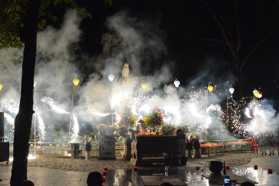 Prostrating the names Bodhisattva Avalokitesvara