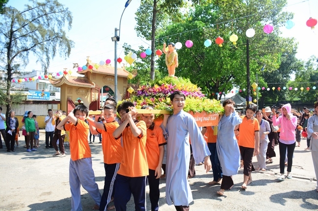 Lễ Phật đản dành cho các bé thiếu nhi