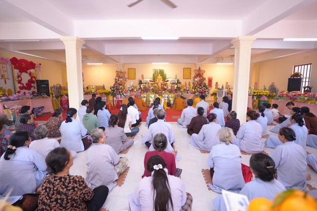 A bronze pouring rite to cast a great bell and a ritual to pray for national peace and prosperity, the ancestors at Phuc Hai Pagoda - Ha Tinh