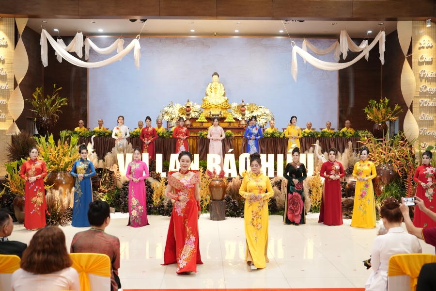 “The Rose Pinning on Shirt” Ullambana Ceremony for Businessmen