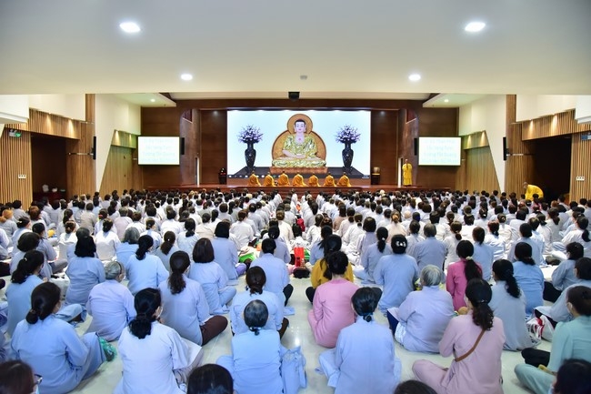 Nét đẹp ở Khóa tu một ngày chùa Hoằng Pháp