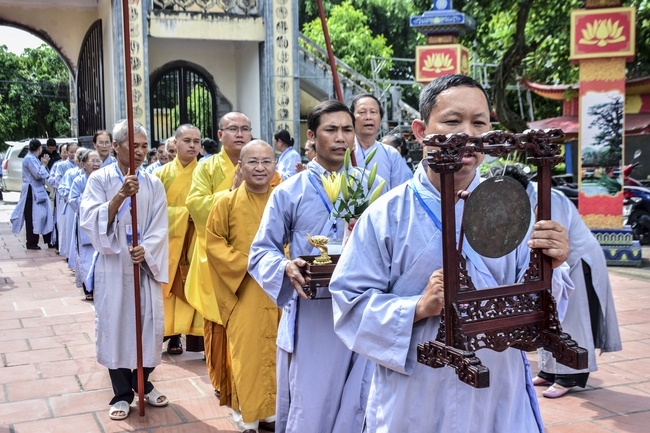 The first day cultivation of meditating - reciting the Buddha's name at Tay Khanh Pagoda