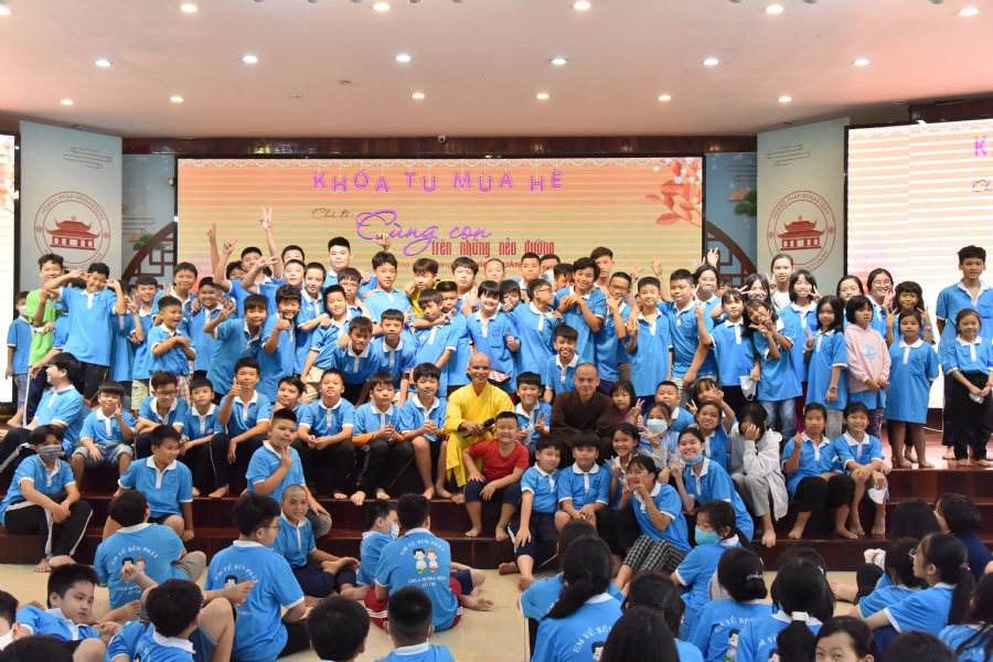 The 2nd day of huong phap branch's teenage retreat of , cu chi