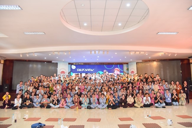 Nhóm “Hành Trình Thiện Duyên”: Một ngày sinh hoạt và tu học tại chùa Hoằng Pháp