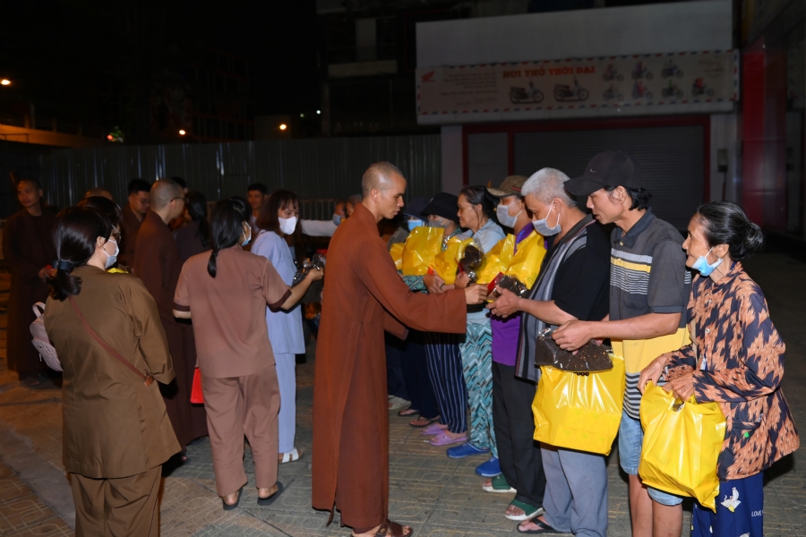 Giving Tet gifts to the homeless by Hoang Phap Pagoda 's Hieu and Thuong Group
