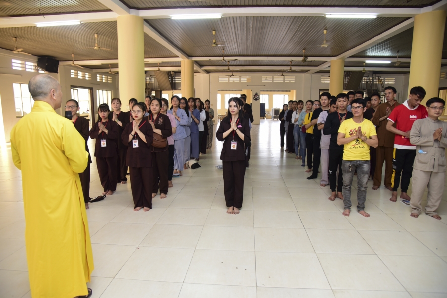 Nhóm Hộ pháp nhận quà cuối năm