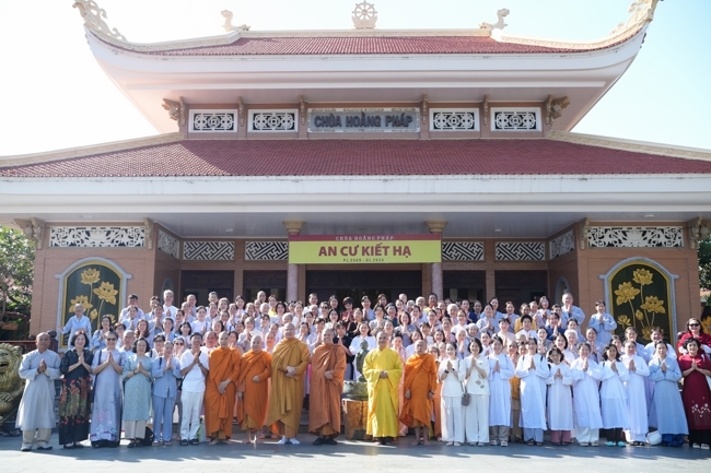 Phái đoàn Pháp Viện Minh Đăng Quang cúng dường trường hạ chùa Hoằng Pháp