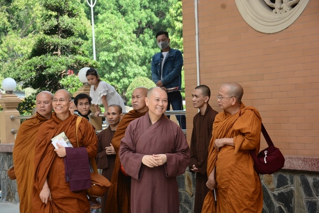 Tue Tam Thien Thu Quan delegation visiting Hoang Phap Pagoda 