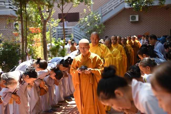 Dharma assembly for chanting Ksihitigarbha at Hoa Phuc Pagoda