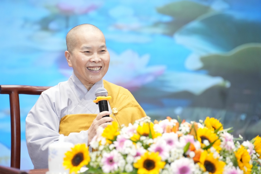 Dharma talk Learn to live happily preaching by Nun Thich Nu Nhu Lan in the 106th Seven-day Retreat