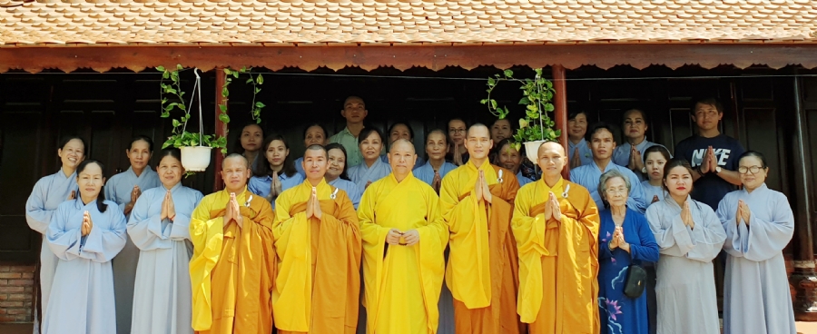 On morning the first day of the Pig's Lunar Tet, the monks and Buddhists of Huong Phap pagoda in a formal dress, solemnly gathered in front of pure room of the Senior Ven. Abbot of Hoang Phap Pagoda to pay homage to him