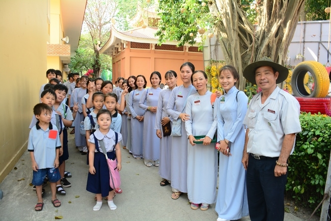 Buddhists Offered New Year Greetings to the Abbot