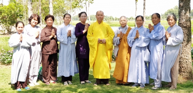 Buddhists wishing Tet Senior Venerable Thich Chan Tinh on the Tet's 10th day