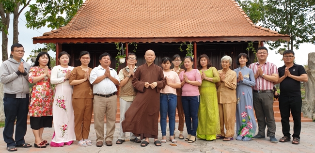 Phật tử đến thăm và chúc tết TT. Thích Chân Tính ngày đầu năm mới