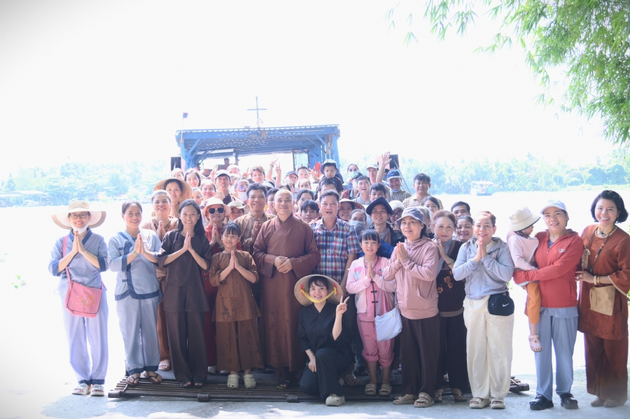 Phóng sinh tại bến phà Bình Mỹ.