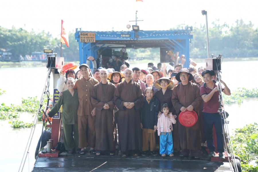 Phóng sinh tại bến phà Bình Mỹ