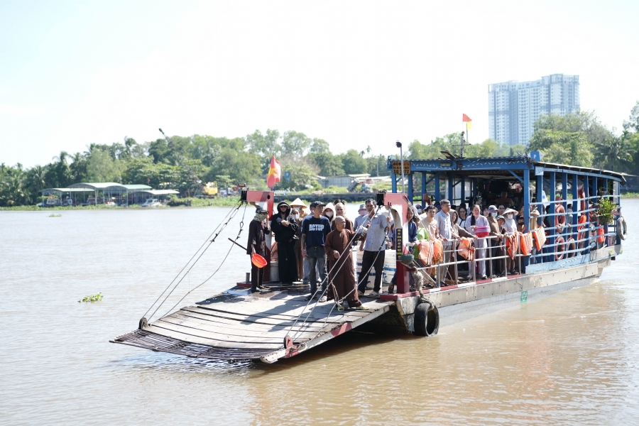 Phóng sinh tại bến phà Bình Mỹ