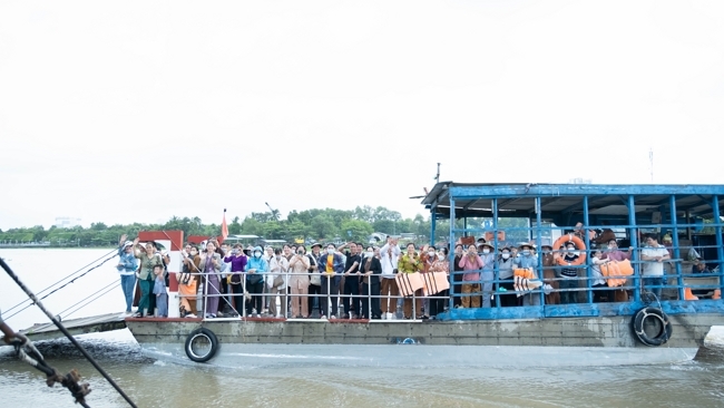 Phóng sinh tại bến phà Bình Mỹ