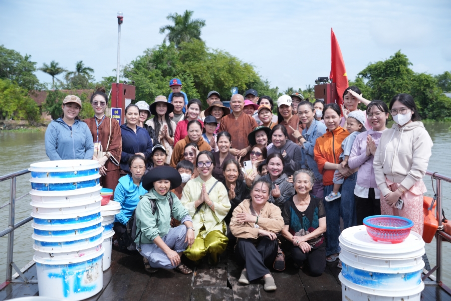 Phóng sinh tại bến phà Bình Mỹ.
