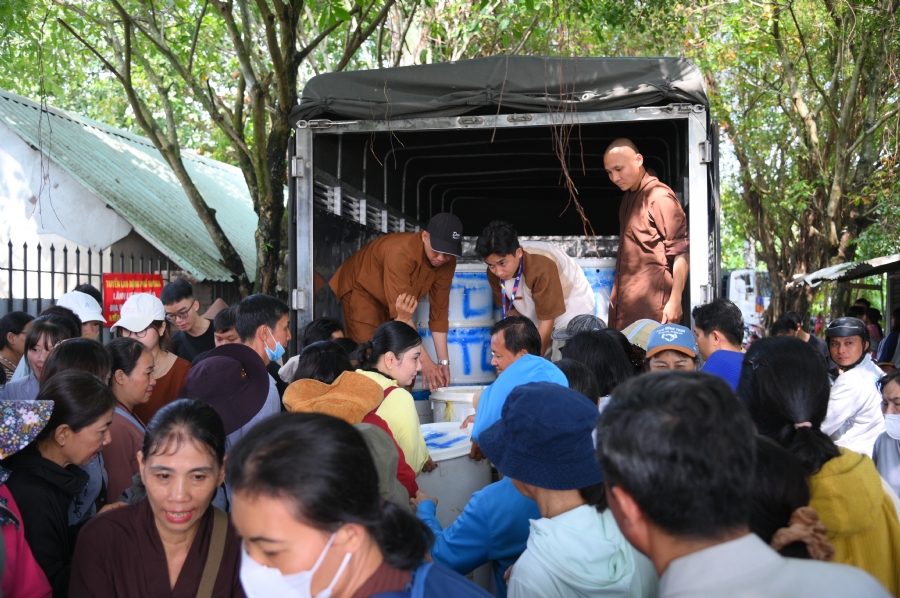 Phóng sinh tại bến phà Bình Mỹ.