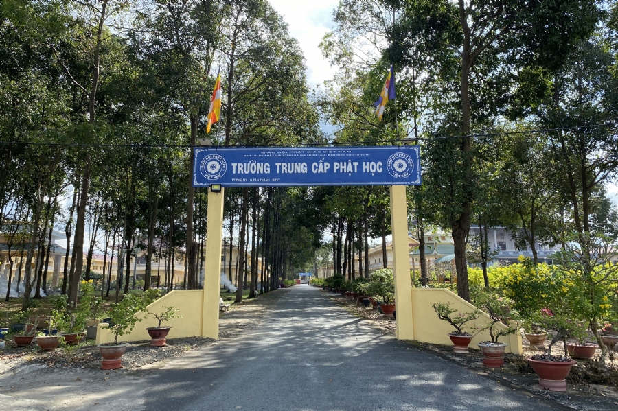 Donating to Bà Rịa - Vũng Tàu province’s Buddhist Intermediate School from NCT Education Talent Monk Fund