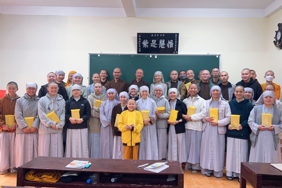 Donating to Lam Dong province’s Buddhist Intermediate School from NCT Education Talent Monk Fund