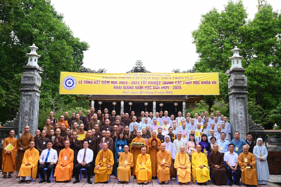 Quỹ đào tạo Tăng tài “Ngộ Chân Tử” cúng dường tại trường Trung cấp Phật học Thừa Thiên Huế và Học viện Phật giáo Việt Nam tại Huế.