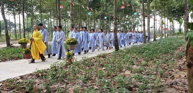 Monks and Buddhists wishing Tet Senior Venerable Thich Chan Tinh on the Tet's 4th day