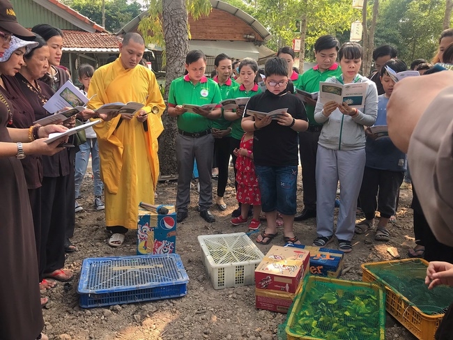 Kids' activities at Huong Phap Pagoda, Cu Chi